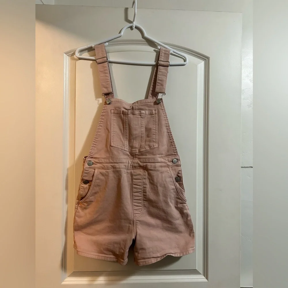 Rolla’s Original Short Light Pink Denim Overalls‎ size small